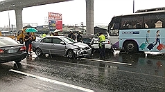 收假國道湧車潮 疑大雨6車追撞