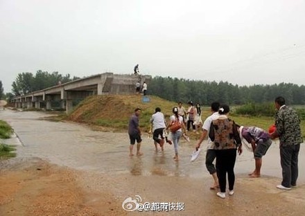 湖北奇葩大橋 投資248萬沒建引橋 村民過橋靠爬