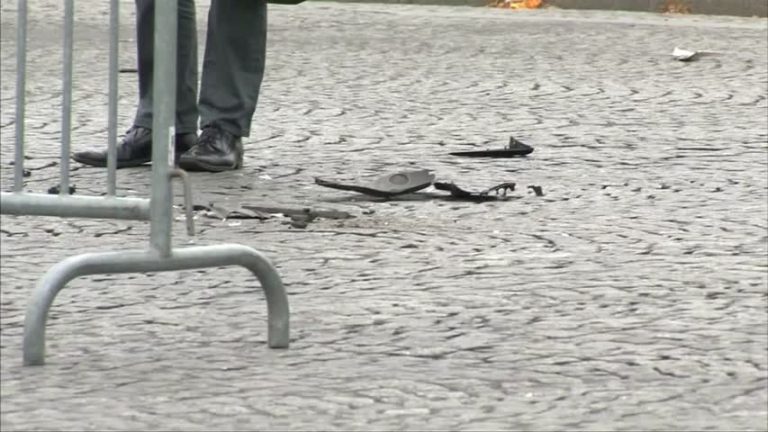 環法車賽有人駕車闖路障 巴黎警方開槍