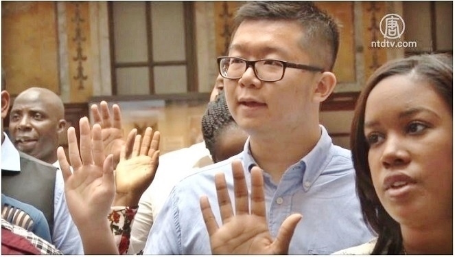 美國慶節前 華裔移民欣喜入籍