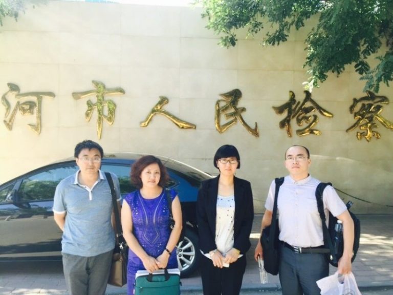 法官欲無罪也施刑 遣法警拖走女律師