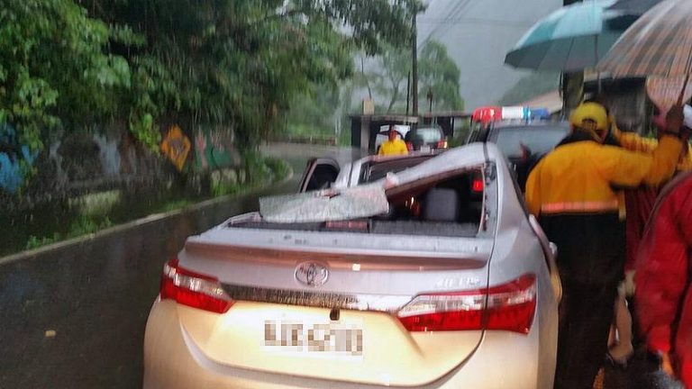 強烈雨勢 尖石鄉撤近300人 一輛轎車遭巨石砸中