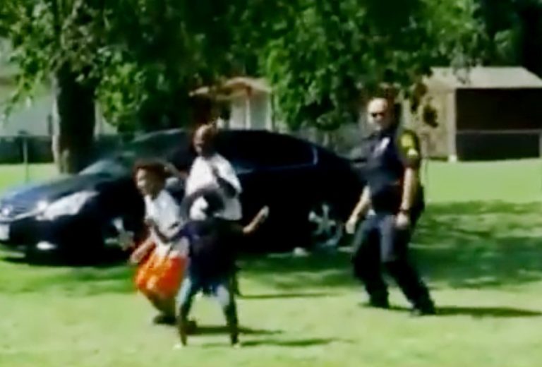 黑人童熱情邀請 美白人警街頭熱舞Nae Nae