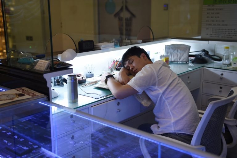 揭秘: 有人每天睡4小時為何仍精力充沛