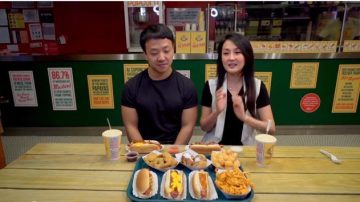 【美食天堂】纽约热狗比赛在木瓜王 CiCi VS Mike @ Papaya King