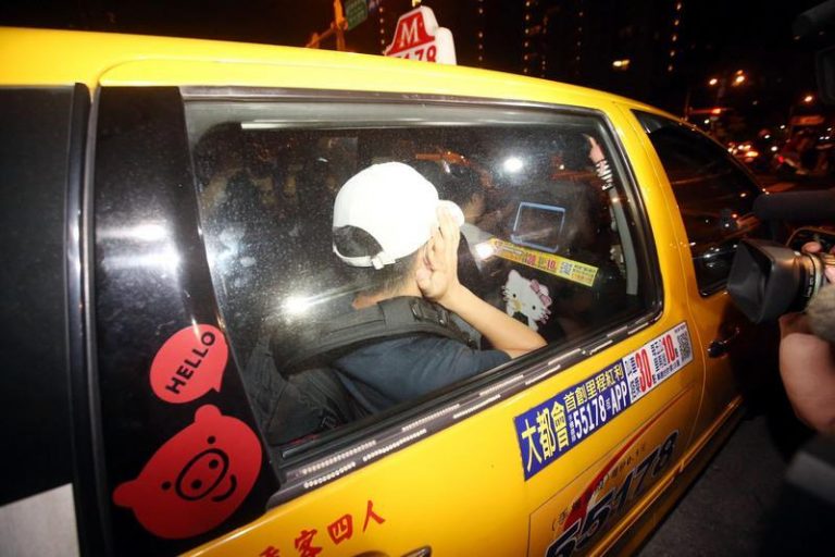 陸客駕空拍機撞101 拔手機卡防警查通話
