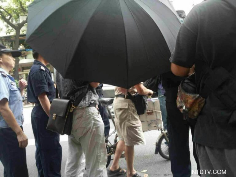 唐袁王案開庭  粵警黑傘遮掩抓公民