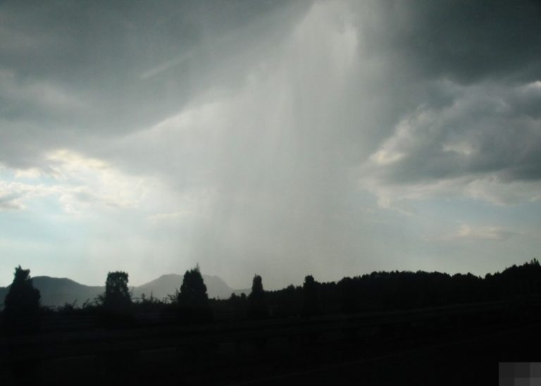 江西鉛山現「瀑布雨」奇觀  隨雲飄蕩如旗幡