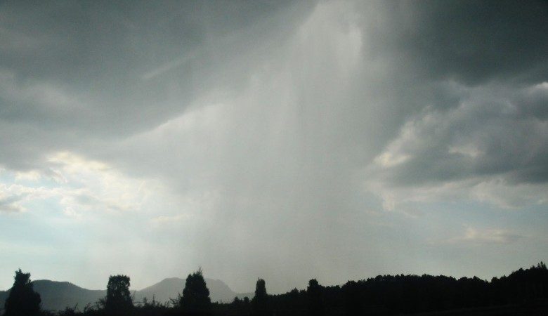 江西鉛山現「瀑布雨」奇觀  隨雲飄蕩如旗幡