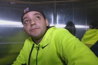 監控錄像實拍：23歲男17樓墜下不死
