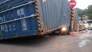 貨櫃壓扁小客車 父慘死女輕傷