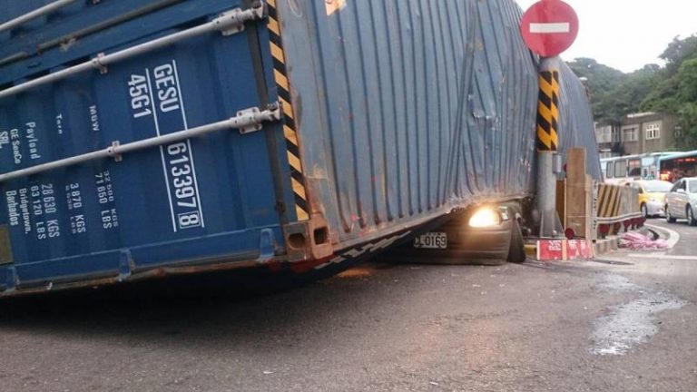 貨櫃壓扁小客車 父慘死女輕傷