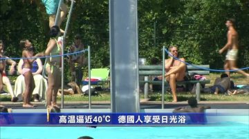 高温逼近40℃ 德国人享受日光浴