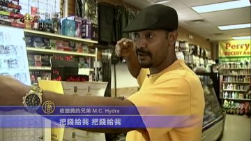 抢匪扮“忍者”舞大刀 不敌店主刀长