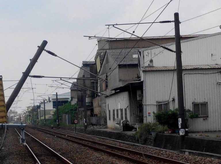 台鐵電線桿遭拉倒 44列車大誤點影響17620人。