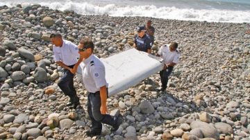 疑似MH370残翼抵巴黎 破损行李箱或解密