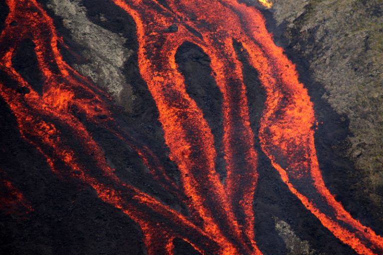 法留尼旺島火山爆發 或阻搜更多疑似馬航殘骸