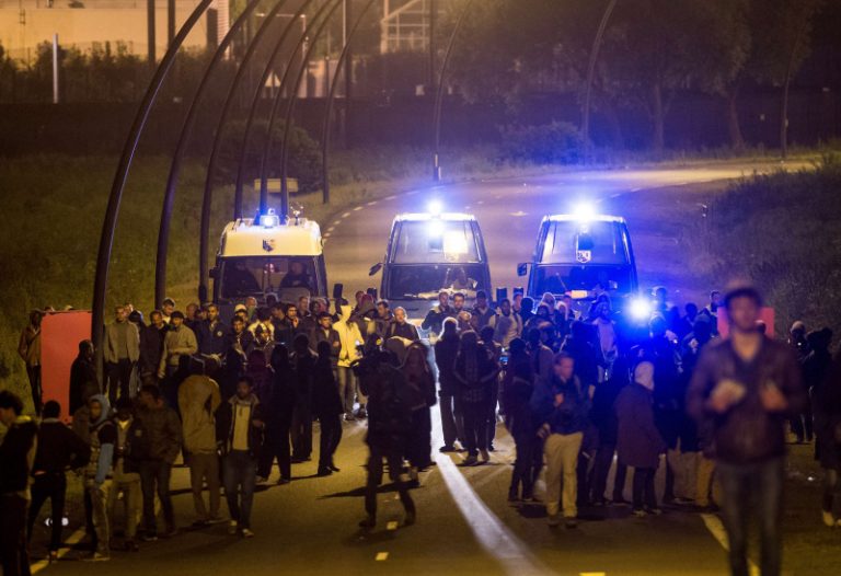 一夜1700起非法移民闖關 英法邊境危急