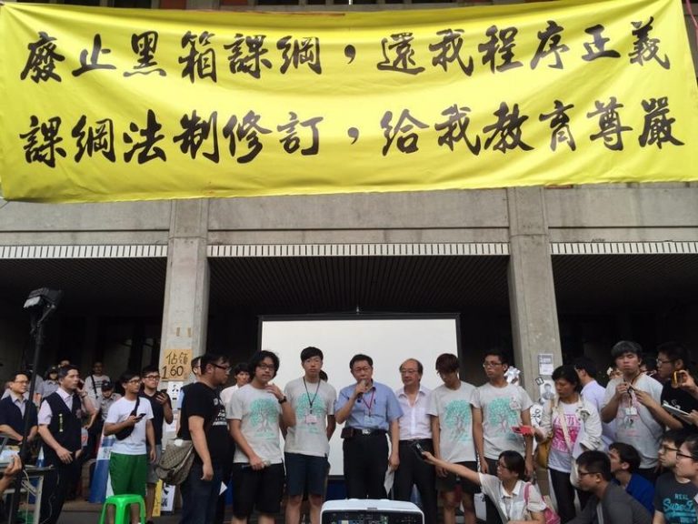 反課綱遇颱風 柯文哲赴現場勸離 學生撤離教育部