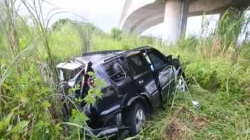 轎車騰空翻滾墜落 車體全毀駕駛輕傷