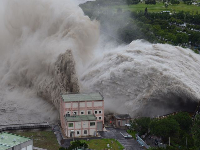 蘇迪勒超大豪雨 石門水庫急洩洪 柯文哲：太奇怪