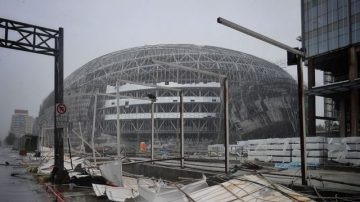 苏迪勒狂风豪雨 大巨蛋铁皮脱落如“炸弹”