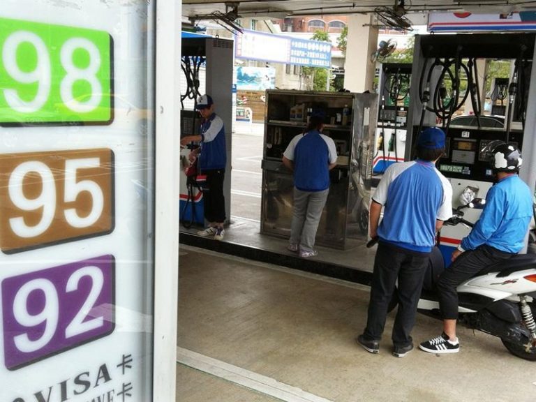 本週油價大降新台幣0.8元 95汽油跌破25元