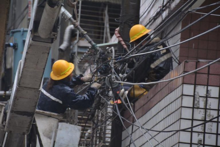 搶修受損電力 台電工人遭電暈