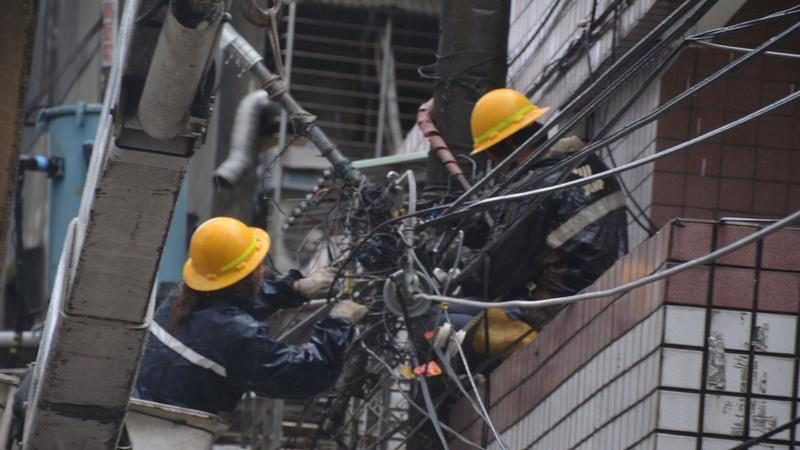 抢修受损电力 台电工人遭电晕