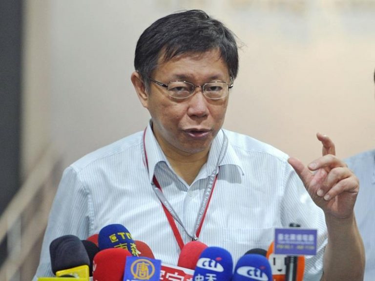 颱風天在家被批 柯文哲：難道要去外頭吹颱風嗎？