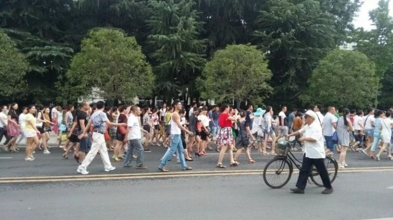 湖北萬象城數千商戶罷市遊行示威