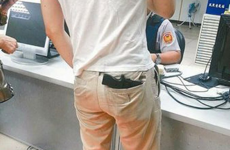 台男口袋插槍囂張逛街 警欲抓捕卻傻眼