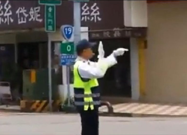 嗶！嗶！超帥交警指揮 等紅燈不無聊