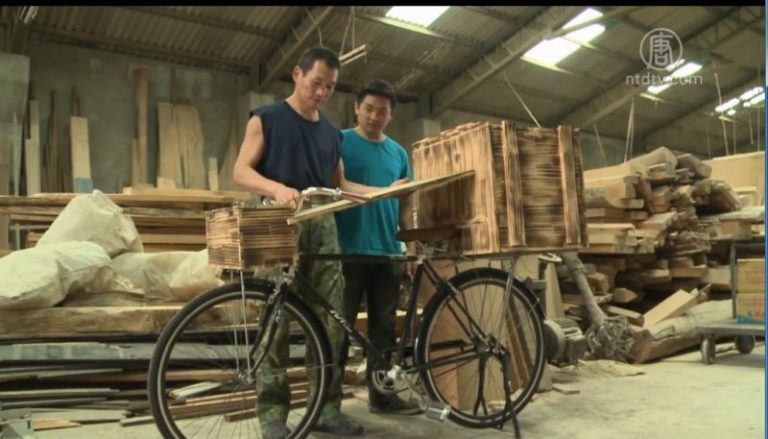 父子攜手打造 可以騎走的木製咖啡館
