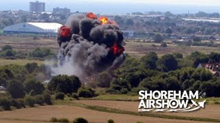 視頻: 英國航展飛機砸汽車 至少7人亡