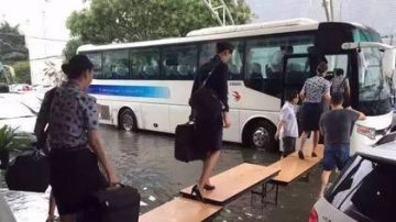 暴雨袭上海 停机坪变汪洋 空姐上班难