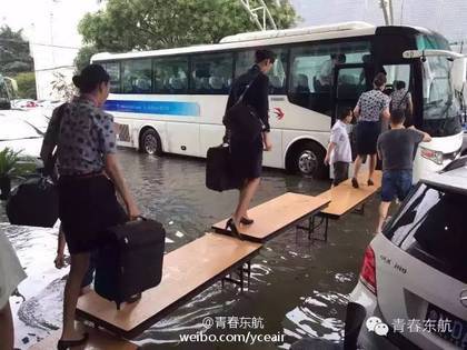 暴雨襲上海 停機坪變汪洋 空姐上班難