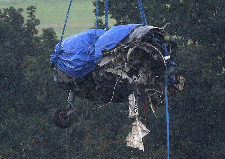 殘骸清出屍體 英飛機墜車案比想像慘