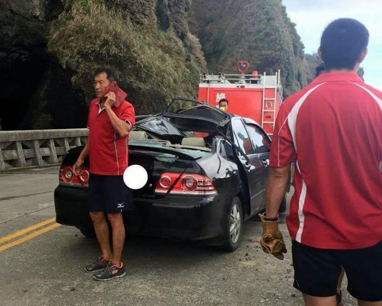 巨石從天而降砸中小客車 綠島2女受傷