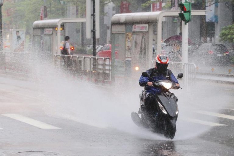 雙北強降雨 新店潰堤 大巨蛋旁淹水罰5萬