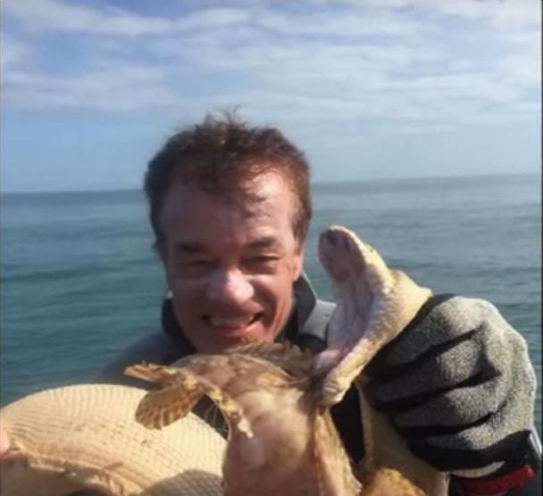 毒性不相上下 蛇魚激烈纏鬥恐雙亡
