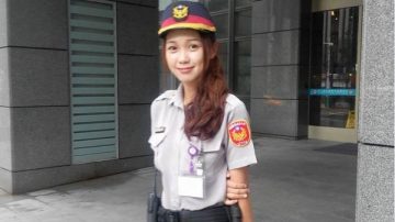 台湾美女警察爆红 网友惊叹“恋爱了！”