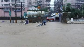 基隆武崙溪水暴漲 滾滾泥河侵道路