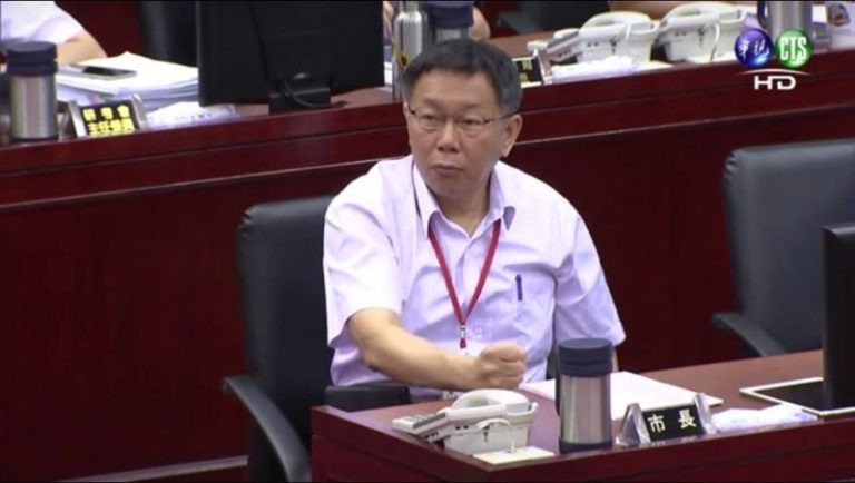 「波卡」延燒北市議場 柯p怒搥桌離席