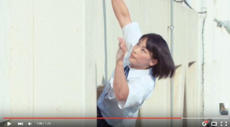 「飛簷走壁」去上學  日本女生上課遲到神翻墻