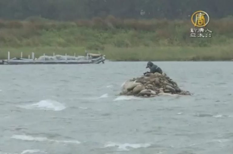 強颱杜鵑遇大潮 彰化慶安水道釣客受困