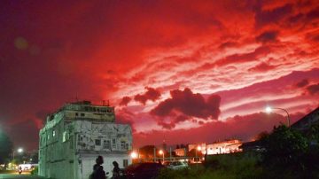 强台杜鹃出大景 花莲台东火烧云