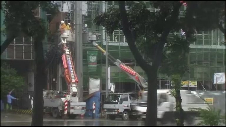 颱風「巨爵」登陸菲律賓 數千人被困
