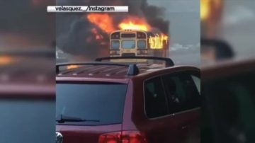 校車撞摩托車著火 高速公路一度關閉