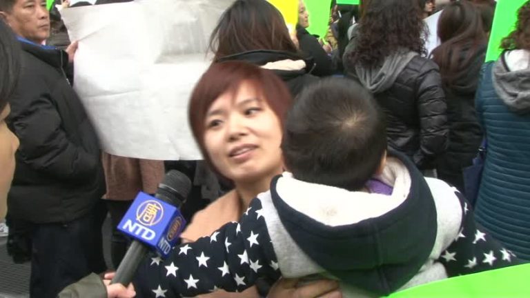 華人美甲業者 《紐時》前再抗議--採訪吳女士